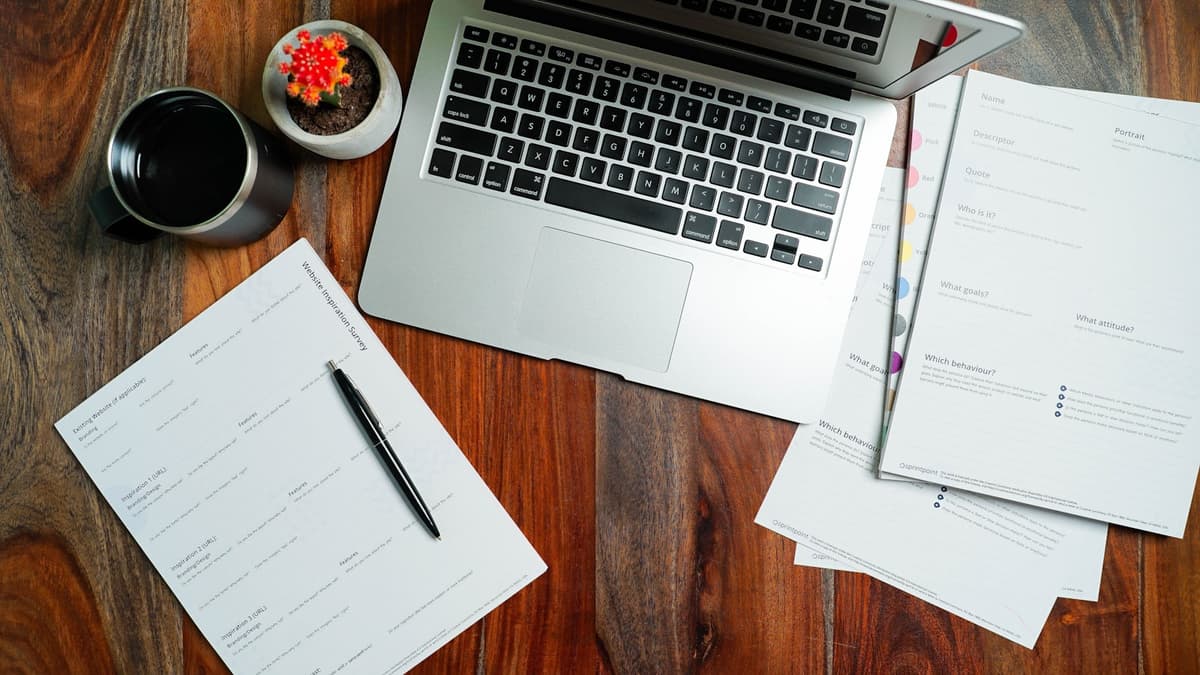 Un ordinateur portable ouvert sur un bureau en bois.