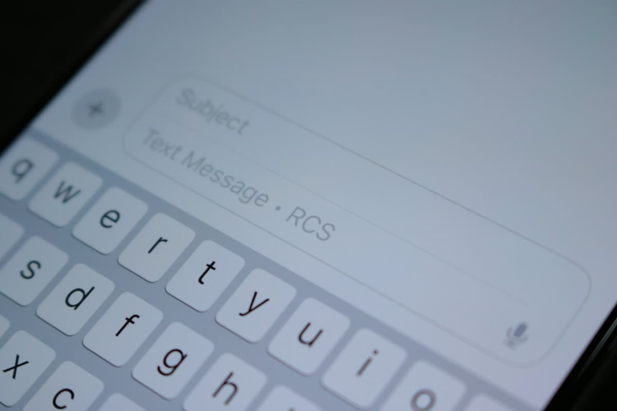 Le champ de rédaction d'un message sur l'écran d'un téléphone.